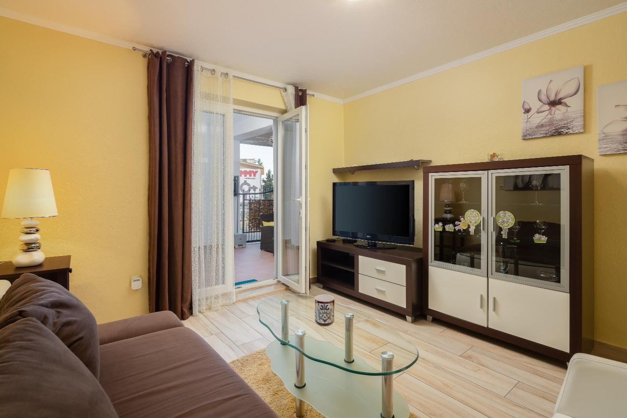 Perla Apartment - 2 Min To The Beach & Free Parking Makarska Kültér fotó