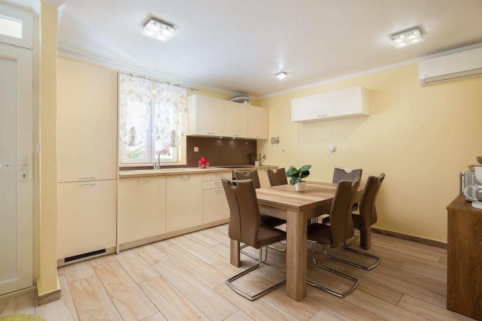 Perla Apartment - 2 Min To The Beach & Free Parking Makarska Kültér fotó