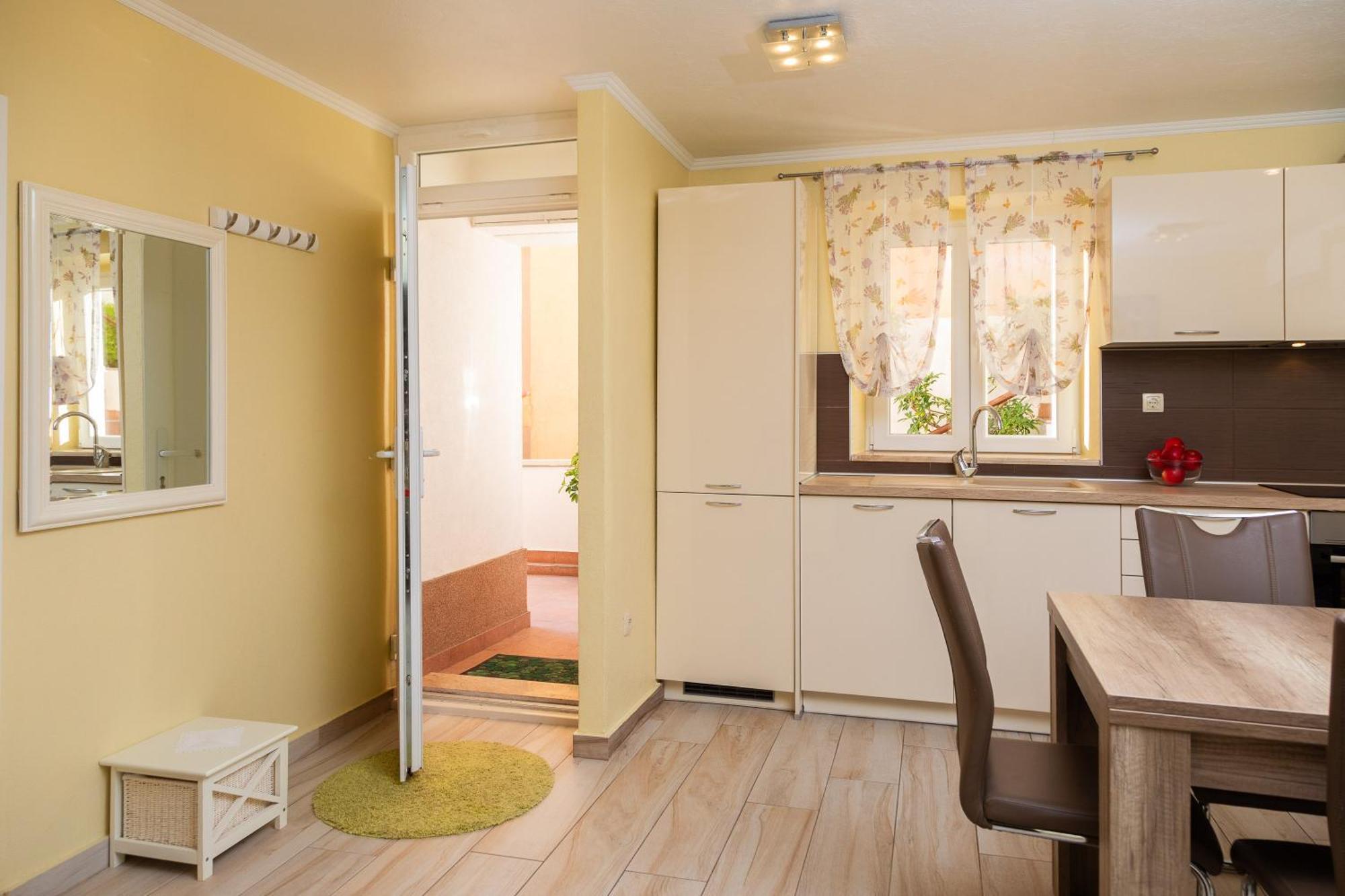 Perla Apartment - 2 Min To The Beach & Free Parking Makarska Kültér fotó