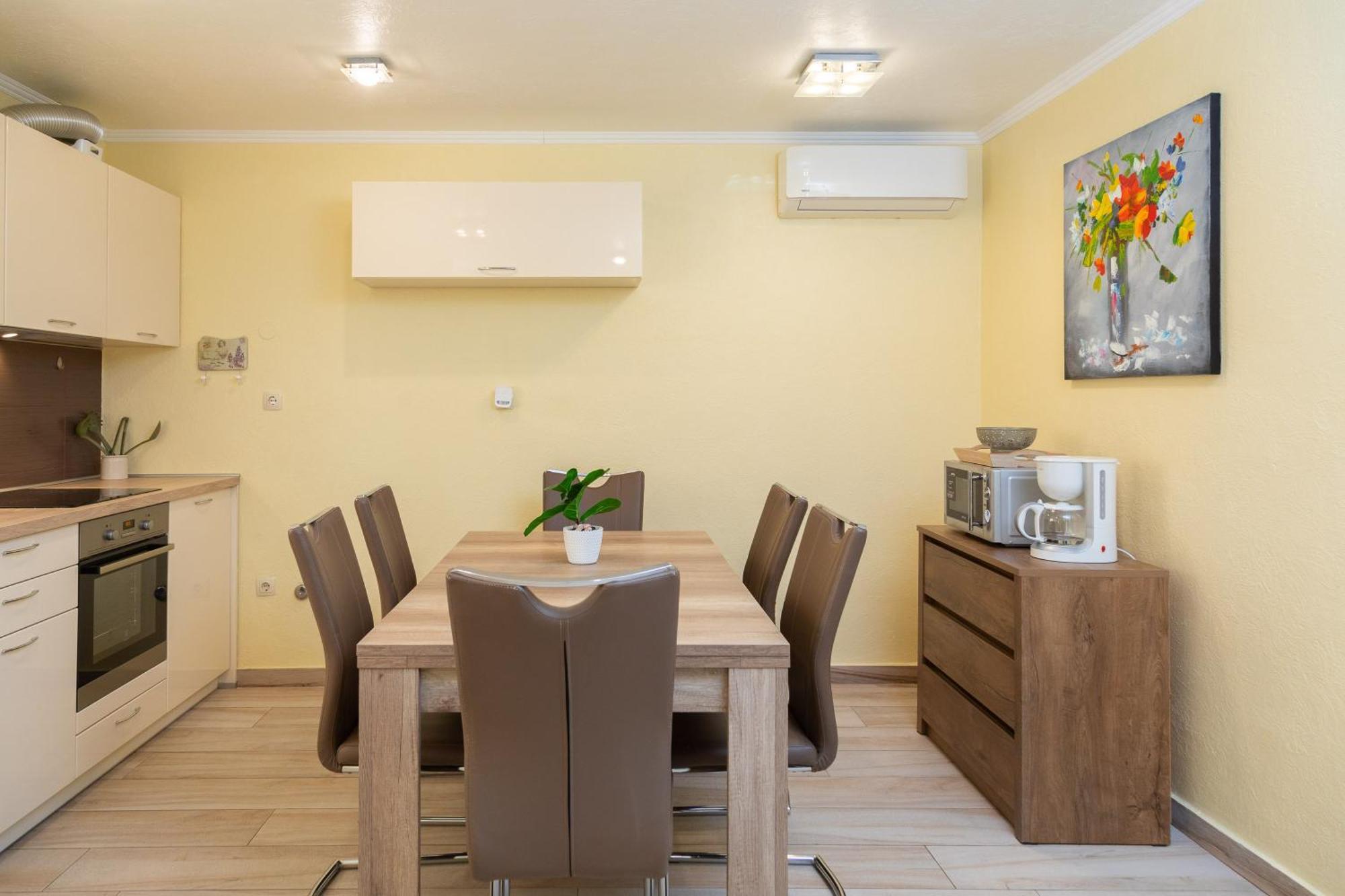 Perla Apartment - 2 Min To The Beach & Free Parking Makarska Kültér fotó